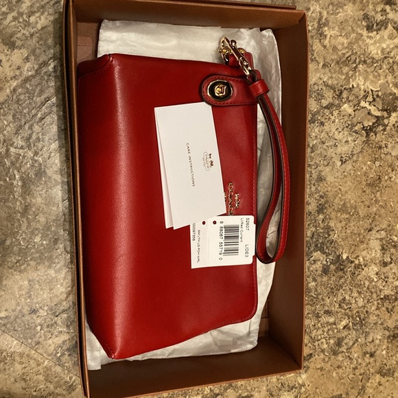 Nwt red currant coach wristlet - Picture 4 of 5